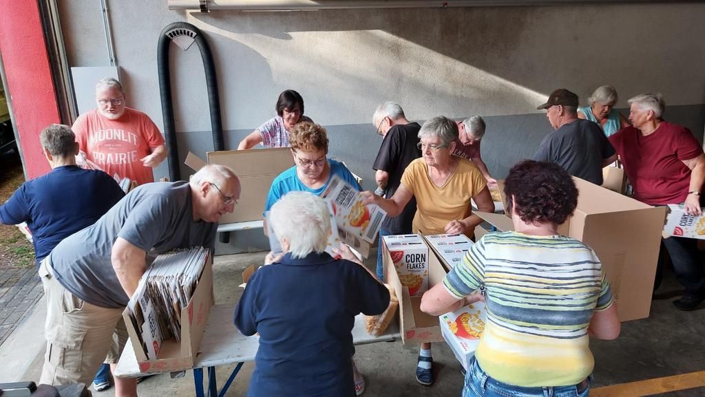 Foto: Ehrenamtliche beim Umverpacken