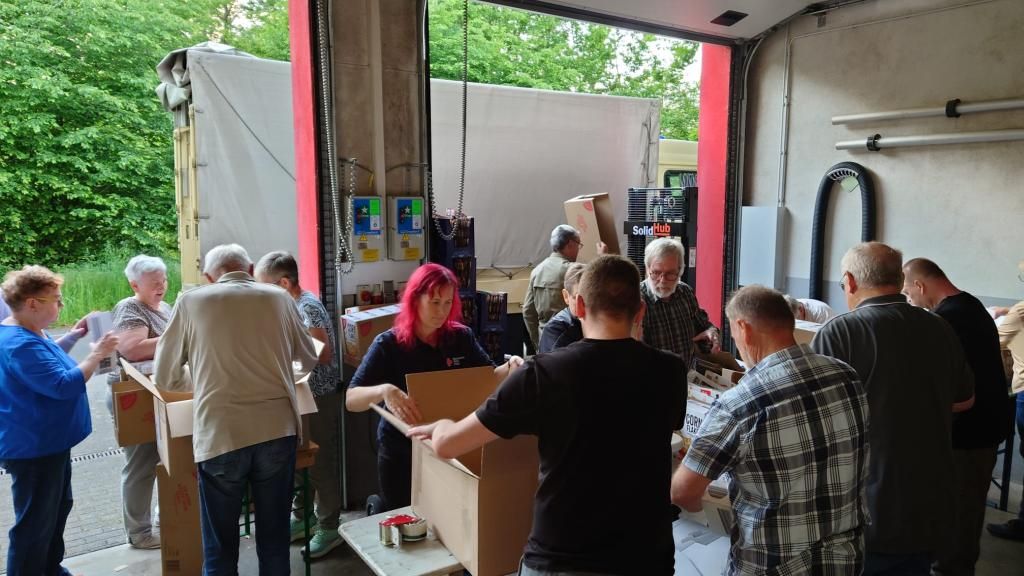 Foto: Ehrenamtliche beim Umverpacken